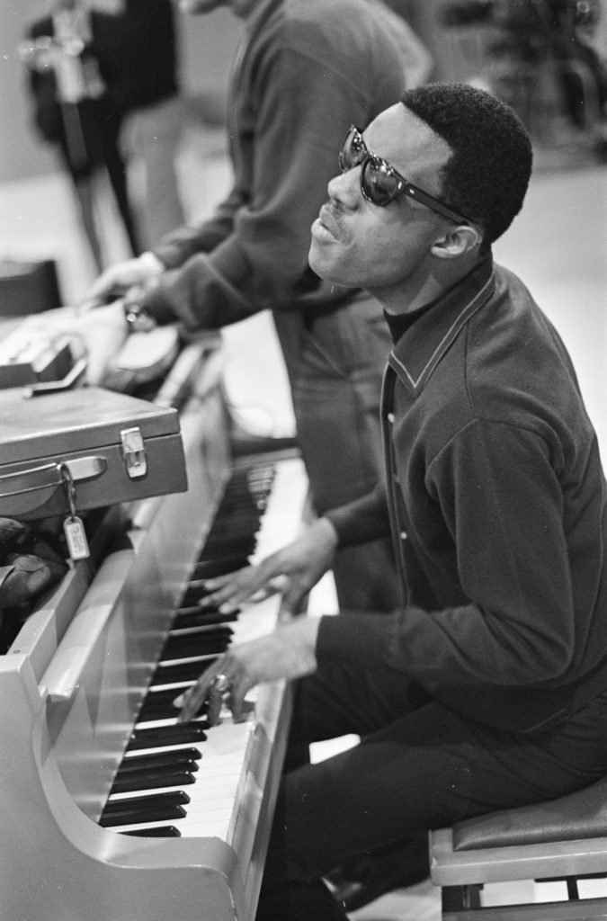 stevie wonder usando harmonia quartal