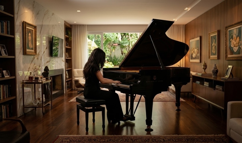 Prof. Aline tocando piano
