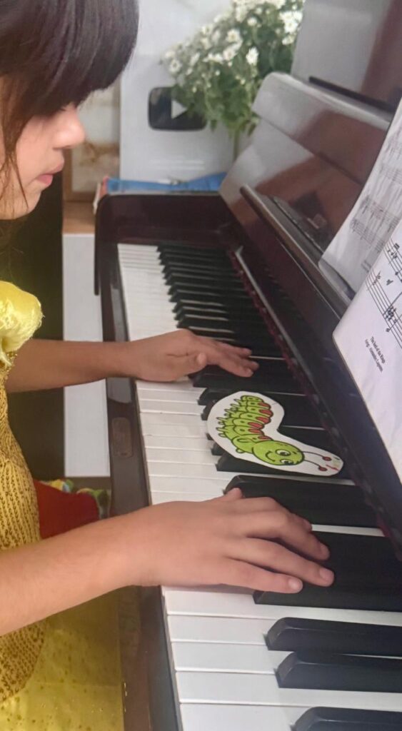 criancinha tocando junto com os bichinhos